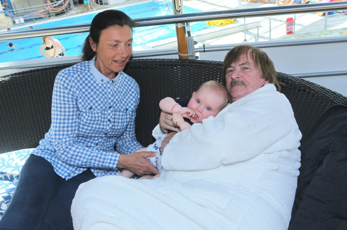 Vnučka Amélie je starší dcerou Josefa Vágnera. Tahle jí to sluší s dědečkem a babičkou.