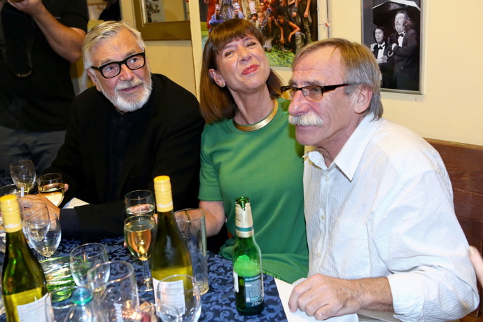 Na premiéru zavítal také Jiří Bartoška se svou ženou a gratulace nebraly konce.