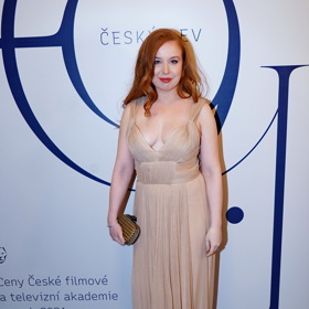 Herečku Alenu Dolákovou jsme zastihli u hlavního vchodu do Rudolfina a přímo na místě ji vyzpovídali, jak se na slavnostní večer Českého lva připravovala.