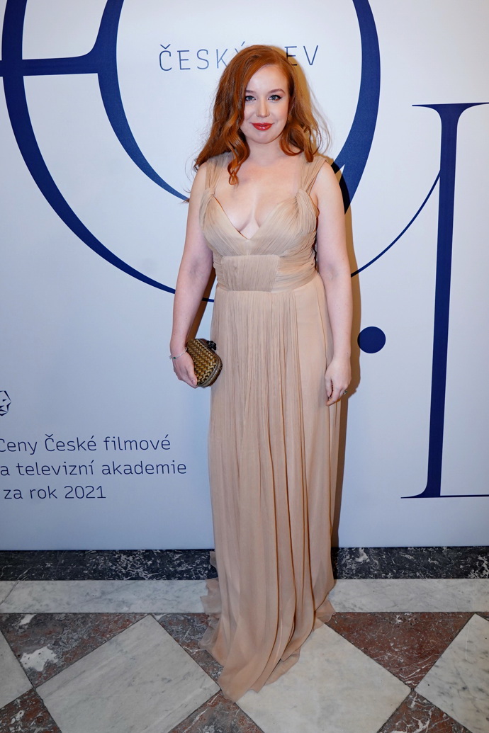 Herečku Alenu Dolákovou jsme zastihli u hlavního vchodu do Rudolfina a přímo na místě ji vyzpovídali, jak se na slavnostní večer Českého lva připravovala.