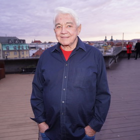 Jiří Krampol byl oblíbený herec a moderátor. Známý byl také jako "český Belmondo", protože při dabingu propůjčil této světové hvězdě svůj typický nakřáplý hlas.