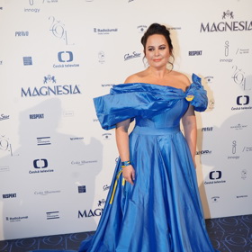 Jitka Čvančarová znovu oblékla tolik diskutovanou modrou róbu z Karlových Varů. Říká, že pořizovat si v této těžké době novou jí přijde marnotratné.