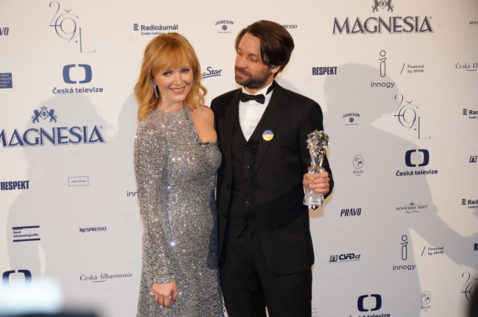 Aňa Geislerová gratulovala Václavu Neužilovi. Film Zátopek získal neskutečných osm Českých lvů.