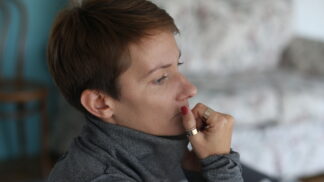 Laura (35): Nedokážu mámě odpustit, co před dvaceti lety udělala. Trpíme teď kvůli tomu obě