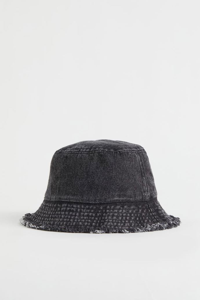 Džínový klobouk typu bucket v černém odstínu. H&M, 299 Kč