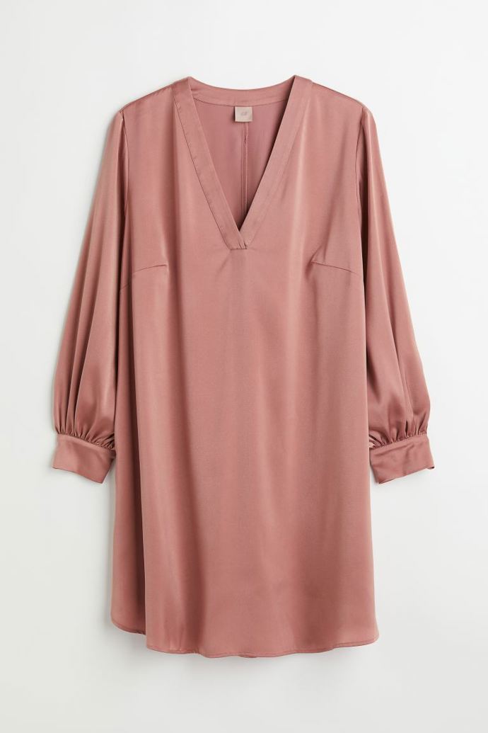 Delší saténová tunika ve starorůžovém odstínu. H&M, 599 Kč