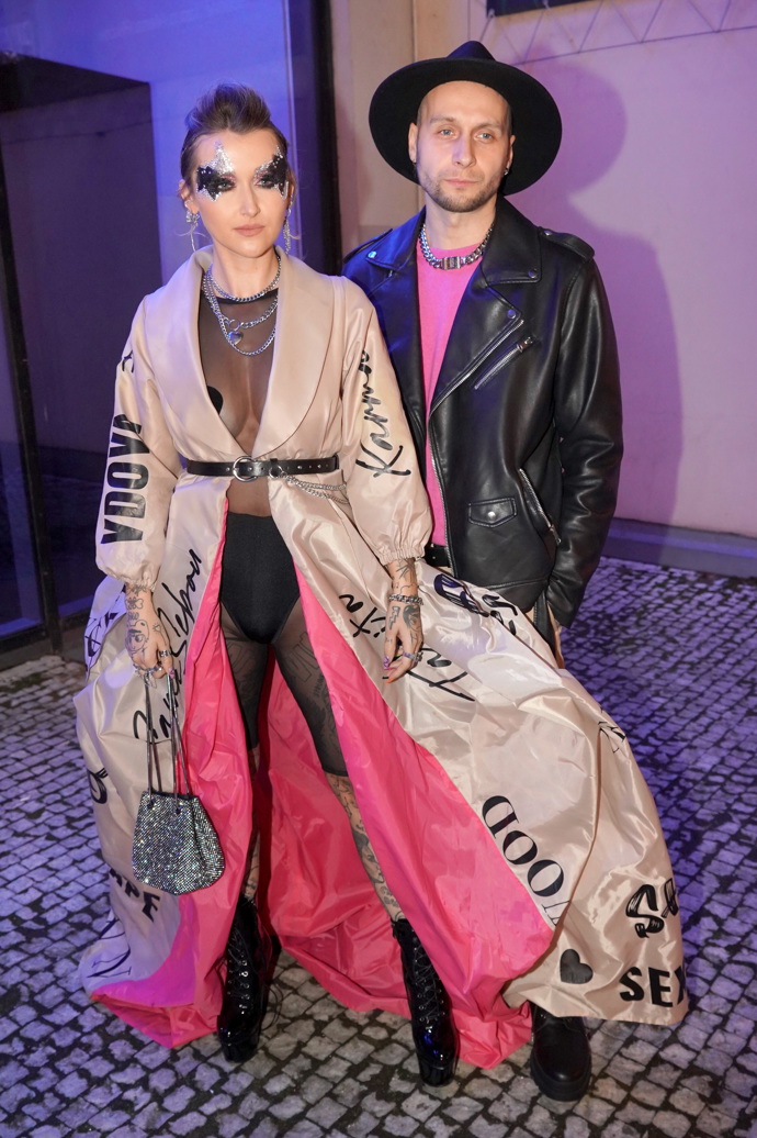 Tento model vynesla Sharlota na listopadové předávání cen Český slavík. Pocházejí z její vlastní dílny.