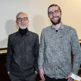 Mezi premiérovými hosty se objevil také herec Josef Carda, který byl s bílým plnovousem k nepoznání. Doprovod mu dělal syn Adam.