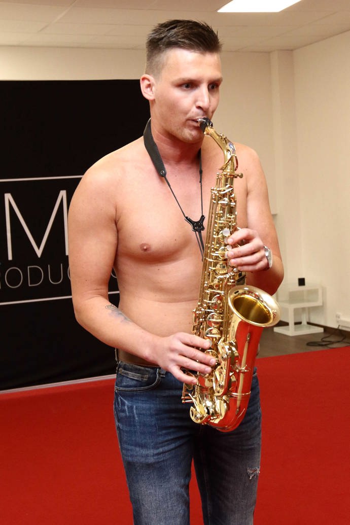 Jeden z kandidátů na Muže roku neváhal skočit do auta pro svůj saxofon a porotcům na místě zahrát. Tím si pochopitelně vysloužil body navíc.