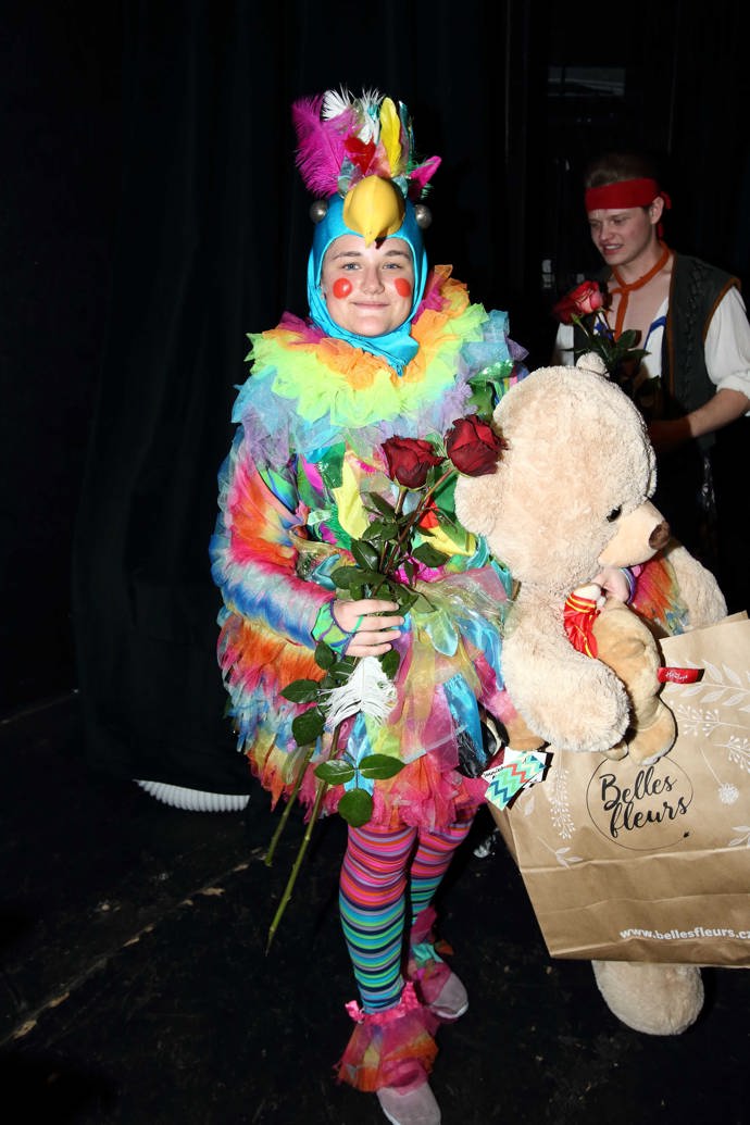 Velký plyšový medvěd byl darem od ctitele Vládi, se kterým se poznali v muzikálu Čas růží.