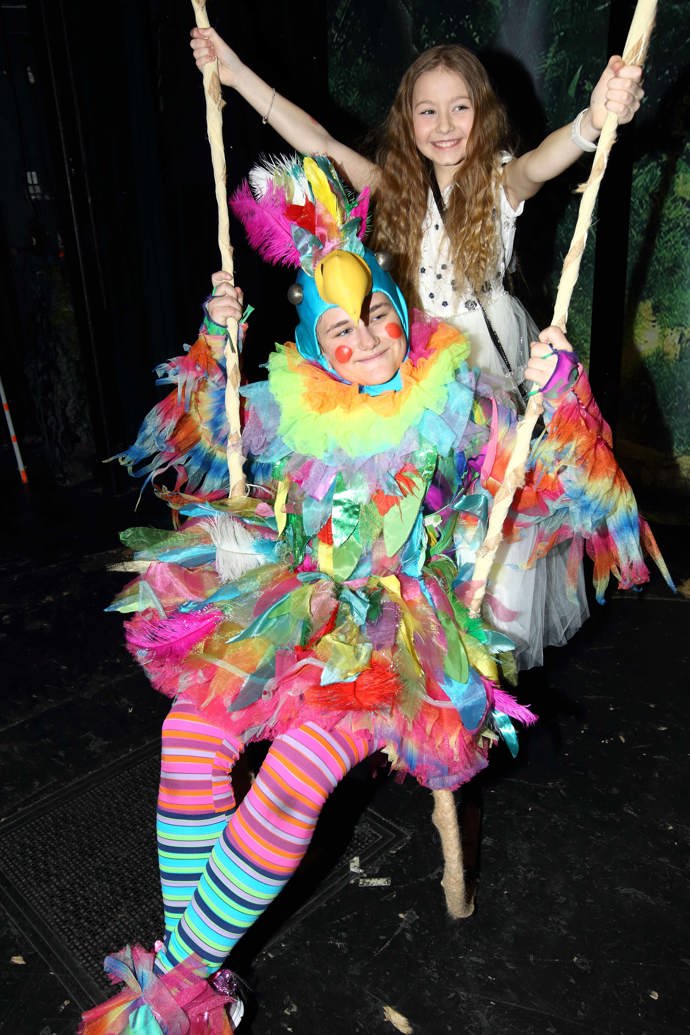 V kostýmu papouška je podle Jasmínky teplo, ale stejně je to prý zábava.
