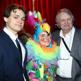 Jasmine Adamcovou přišli do divadla podpořit starší brácha Daniel a otec Jiří Adamec.