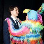 Po děkovačce vyskočil Daniel za Jasmínkou na podium a vyjádřil jí před objektivy fotografů obdiv.