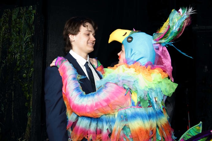 Po děkovačce vyskočil Daniel za Jasmínkou na podium a vyjádřil jí před objektivy fotografů obdiv.