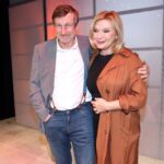 Václav Vydra se představil na prknech Divadla Kalich vůbec poprvé, s Janou Paulovou jsou ale sehraná dvojka. Televizní diváci je mohou znát ze série Kameňáků.