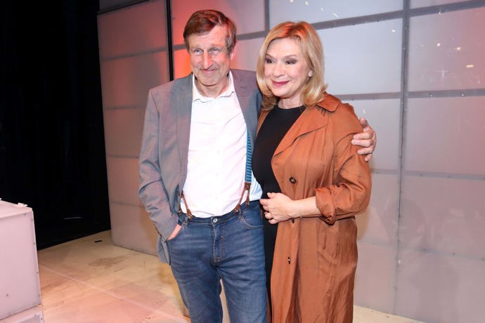 Václav Vydra se představil na prknech Divadla Kalich vůbec poprvé, s Janou Paulovou jsou ale sehraná dvojka. Televizní diváci je mohou znát ze série Kameňáků.