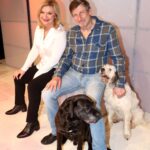 Jana Paulová a Václav Vydra se sešli v nové komedii Nikdy není pozdě. Václav vzal s sebou na premiéru své dva pejsky, bílou Buffinku a černého Bada.