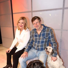 Jana Paulová a Václav Vydra se sešli v nové komedii Nikdy není pozdě. Václav vzal s sebou na premiéru své dva pejsky, bílou Buffinku a černého Bada.