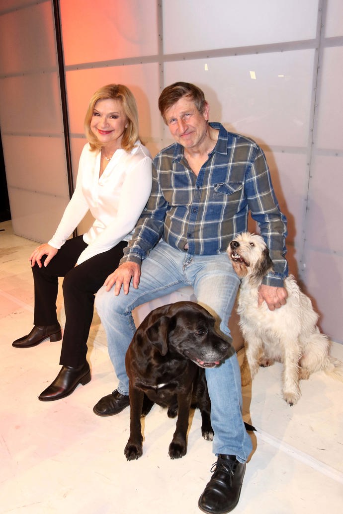 Jana Paulová a Václav Vydra se sešli v nové komedii Nikdy není pozdě. Václav vzal s sebou na premiéru své dva pejsky, bílou Buffinku a černého Bada.