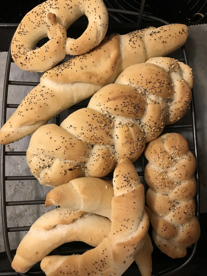 Jestli si troufnete na domácí housky a rohlíky, tak zvládnete upéct i veku. Stačí jen postupně zvětšovat rozměr pečiva.