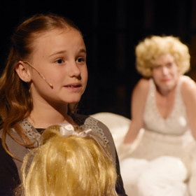 Jasmine Adamcová si před pěti lety zahrála v Plzeňském divadle malou Normu Jean.