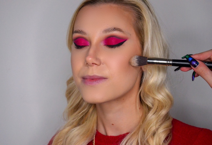 Jakmile dokončíte líčení očí, naneste na pleť make-up a pomocí korektoru a konturovací tyčinky pleť rozjasněte a vykonturujte. 