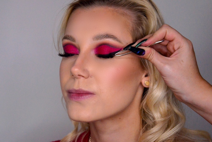 Líčení očí můžete ještě podtrhnout nalepením umělých řas. Nejdelší řasy umístěte do vnějšího koutku, abyste podpořila kočičí tvar očí.