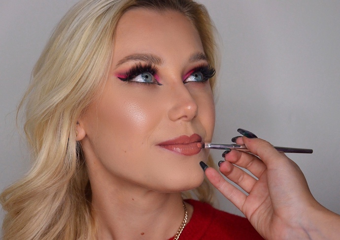 Na závěr líčení pomocí konturovací tužky a rtěnky vykreslete rty. Nejdřív tužkou obkreslete obrys rtů, a to od středu směrem ke koutkům, následně na rty naneste svou oblíbenou rtěnku či lesk.