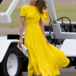 Kate Middleton v okouzlujících žlutých šatech, bílých lodičkách se zlatým detailem a bílým psaníčkem. Pokud byste si takový outfit, který je na jaro a léto jako stvořený, chtěla také pořídit, na českých e-shopech byste za něj zaplatila 4952 Kč.