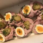 V kavárně Savoy vám udělají chlebíčky na počkání a zabalí s sebou. Do krabičky nakouknete zvědavostí ještě cestou, jako já. 