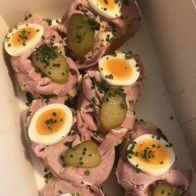 V kavárně Savoy vám udělají chlebíčky na počkání a zabalí s sebou. Do krabičky nakouknete zvědavostí ještě cestou, jako já. 