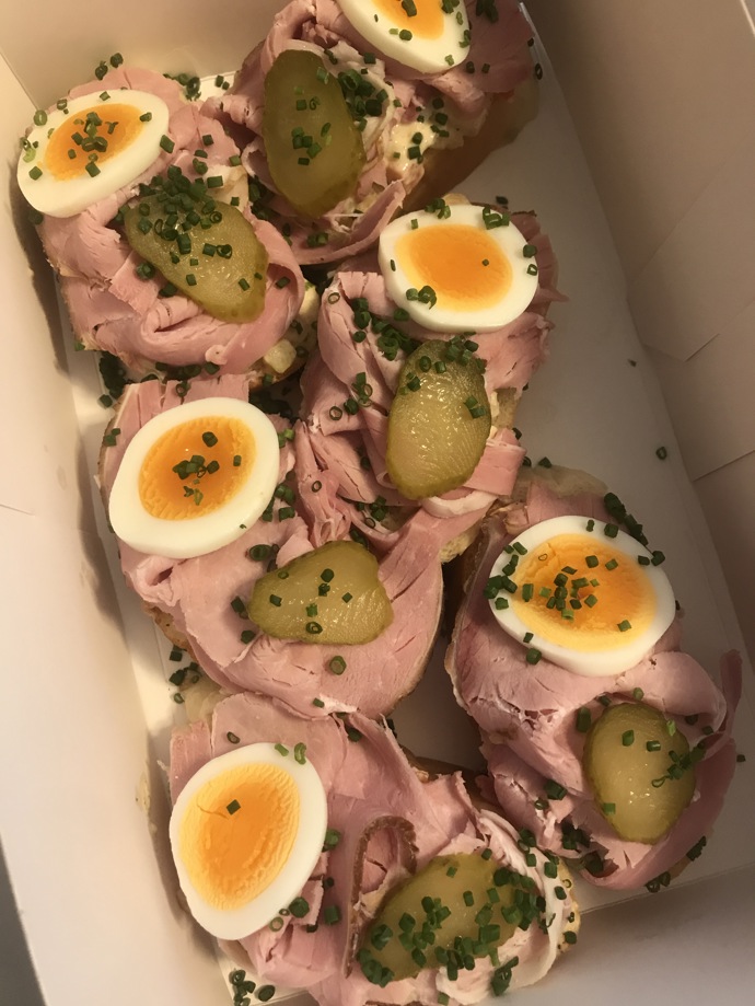 V kavárně Savoy vám udělají chlebíčky na počkání a zabalí s sebou. Do krabičky nakouknete zvědavostí ještě cestou, jako já. 