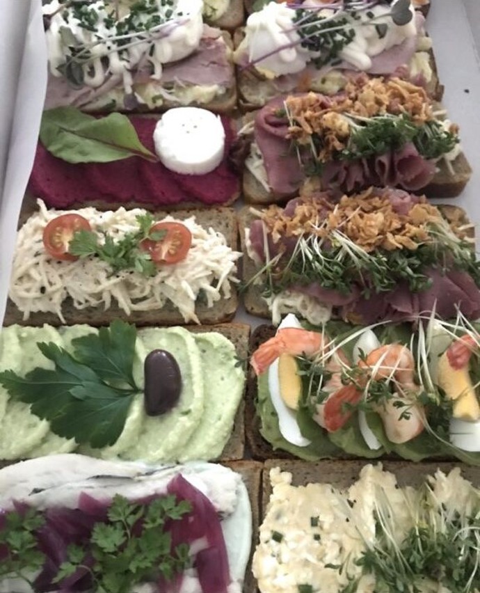 Tmavé pečivo, krevety, avokádo, červená řepa i smažená cibulka. Moderní chlebíčky koupíte např. v pražském bistru Sisters. 