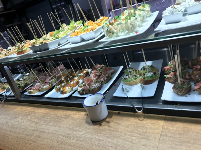 Originální chlebíčky/bagetky jsem ochutnala v Jindřišské ulici v podniku  Špejle. Na špejli tady servírují všechno, včetně teplé kuchyně a sladkých mini zákusků. 