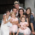 Zpěvák Petr Janda je celý život obklopený krásnými ženami (na snímku s manželkou Alicí, zetěm Miroslavem Vernerem a dcerami Martou, Rozárkou, Eliškou a Anežkou). Radost mu dělá také vnučka Maruška od dcery Marty.