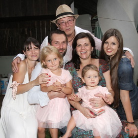 Zpěvák Petr Janda je celý život obklopený krásnými ženami (na snímku s manželkou Alicí, zetěm Miroslavem Vernerem a dcerami Martou, Rozárkou, Eliškou a Anežkou). Radost mu dělá také vnučka Maruška od dcery Marty.