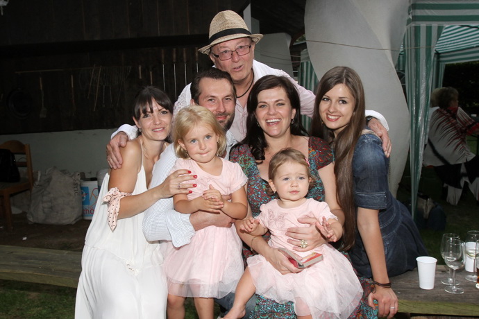 Zpěvák Petr Janda je celý život obklopený krásnými ženami (na snímku s manželkou Alicí, zetěm Miroslavem Vernerem a dcerami Martou, Rozárkou, Eliškou a Anežkou). Radost mu dělá také vnučka Maruška od dcery Marty.