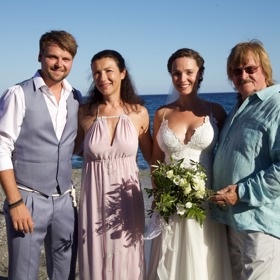 Josef Vágner (vlevo) si manželku Marlene (druhá zprava) bral na pláži v Řecku, domovině své maminky.