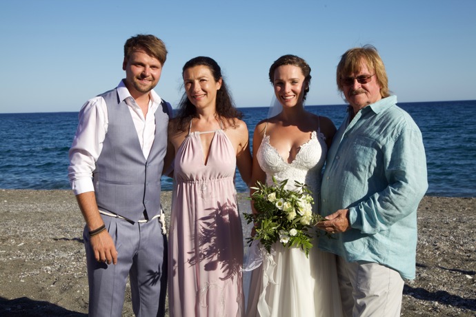 Josef Vágner (vlevo) si manželku Marlene (druhá zprava) bral na pláži v Řecku, domovině své maminky. 