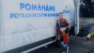 Herečka a zpěvačka Míša Tomešová v potravinové bance: Když můžu, snažím se pomáhat