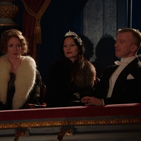 Ale historie pozná nejeden podobný případ. Třeba Eduard VIII. se dokonce vzdal trůnu, aby si mohl vzít Wallis Simpson, rozvedenou Američanku. I o tomto vztahu pojednává dokument Meghan, americká princezna.