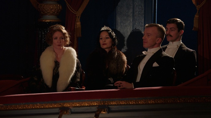Ale historie pozná nejeden podobný případ. Třeba Eduard VIII. se dokonce vzdal trůnu, aby si mohl vzít Wallis Simpson, rozvedenou Američanku. I o tomto vztahu pojednává dokument Meghan, americká princezna.