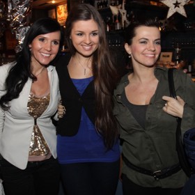 Marta Jandová pózuje se svou nevlastní sestrou Eliškou Jandovou a její maminkou Martinou, která je známou televizní reportérkou.