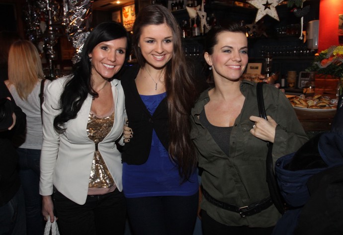 Marta Jandová pózuje se svou nevlastní sestrou Eliškou Jandovou a její maminkou Martinou, která je známou televizní reportérkou.