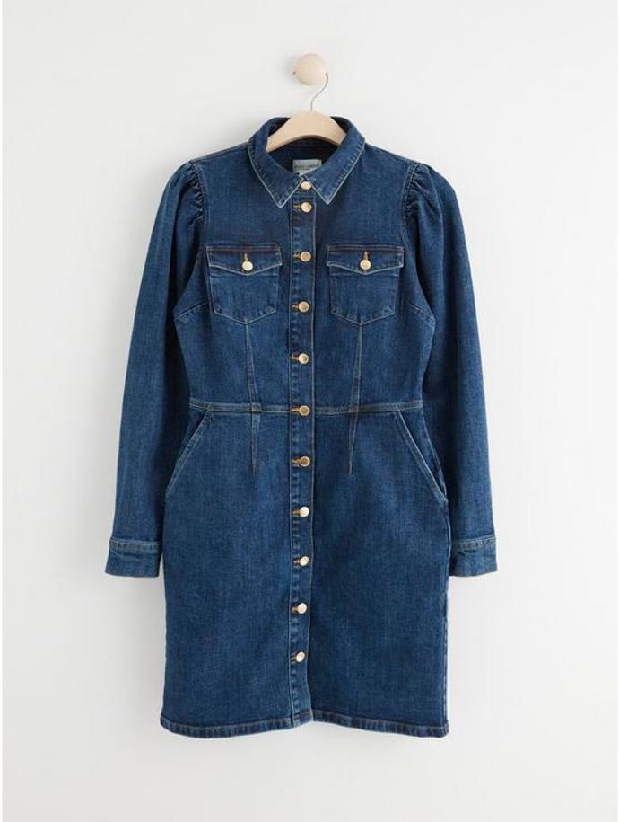 Džínové šaty přiléhavého střihu se zlatými knoflíky. Lindex, 1499 Kč
