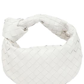 Bílá kožená proplétaná taška ve stylu slouchy. Bottega Veneta, 44 424 Kč