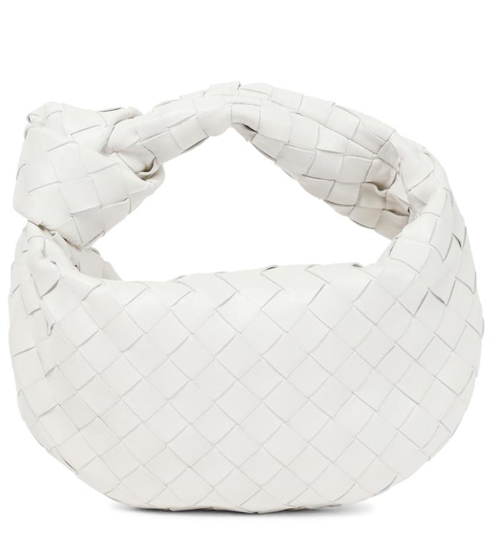 Bílá kožená proplétaná taška ve stylu slouchy. Bottega Veneta, 44 424 Kč