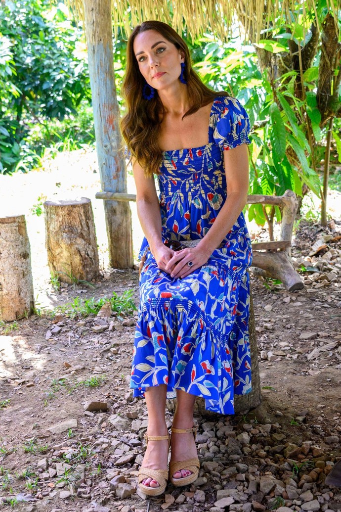 Kate Middleton a její nepřehlédnutelné modré šaty, které doplnila o pohodlné sandálky na klínku. V Česku by vás podobný outfit vyšel zhruba na 2068 Kč.