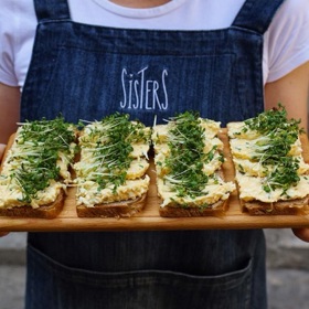 Bistro Sisters založila novinářka Hana Michopulu, podnik se specializuje na moderní studenou kuchyni.