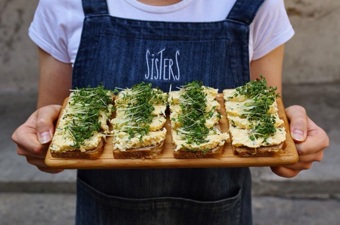 Bistro Sisters založila novinářka Hana Michopulu, podnik se specializuje na moderní studenou kuchyni.